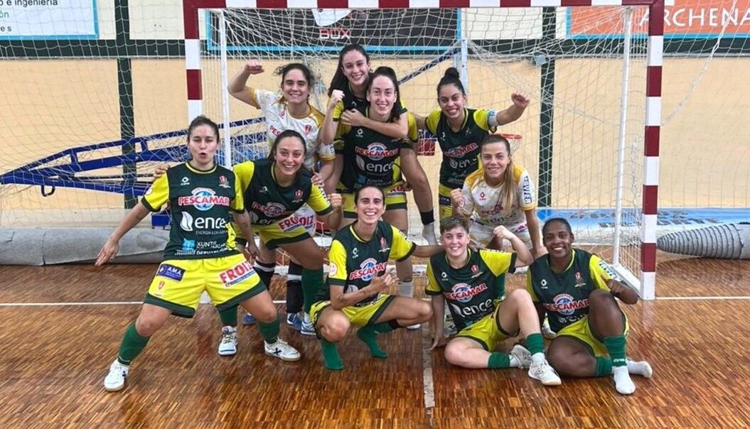 O plantel do Poio Pescamar celebra o triunfo na Copa fronte a La Algadia FS