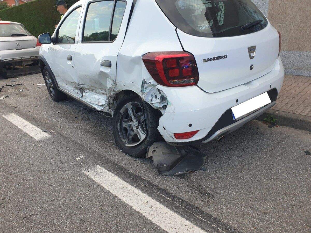 Así quedou un dos coches aparcados