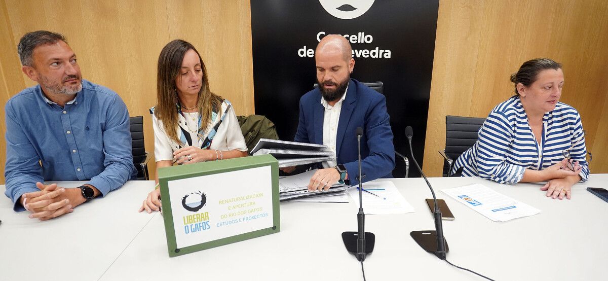 Iván Puentes acompañado por los integrantes del grupo municipal socialista