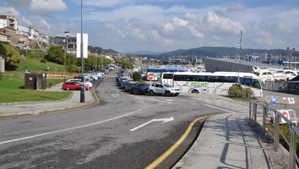 Coches y autobuses aparcados en Combarro