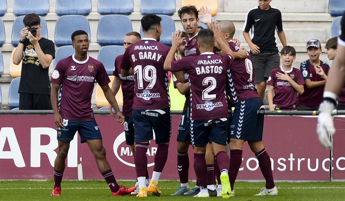 Partido de liga entre Pontevedra CF e Guijuelo en Pasarón