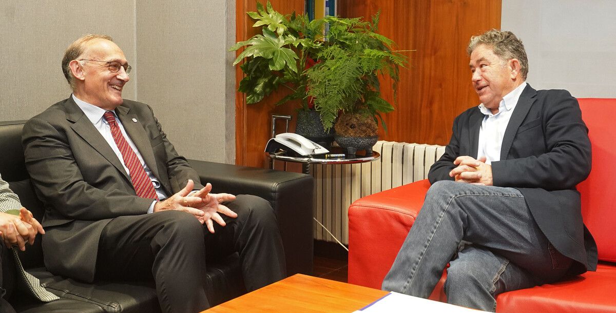 Manuel Reigosa e Miguel Anxo Fernández Lores durante o encontro no Concello de Pontevedra