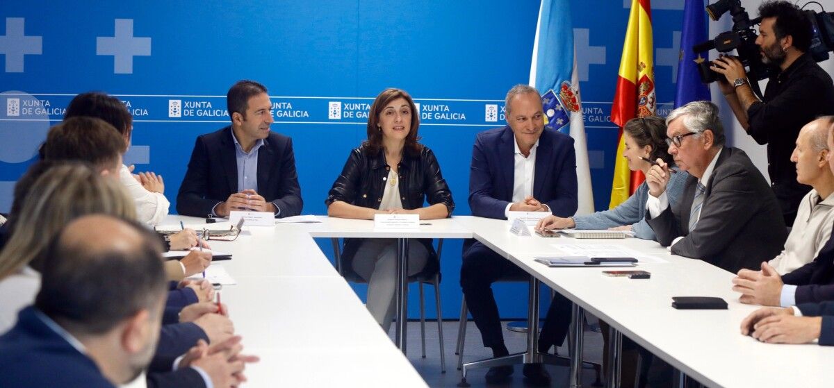Alfonso Villares, Ángeles Vázquez e Agustín Reguera con representantes de mar-industria