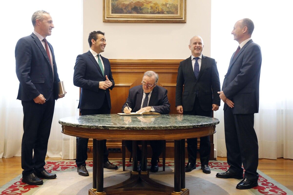 El doctor Barbacid firmó en el libro de honor de la Deputación