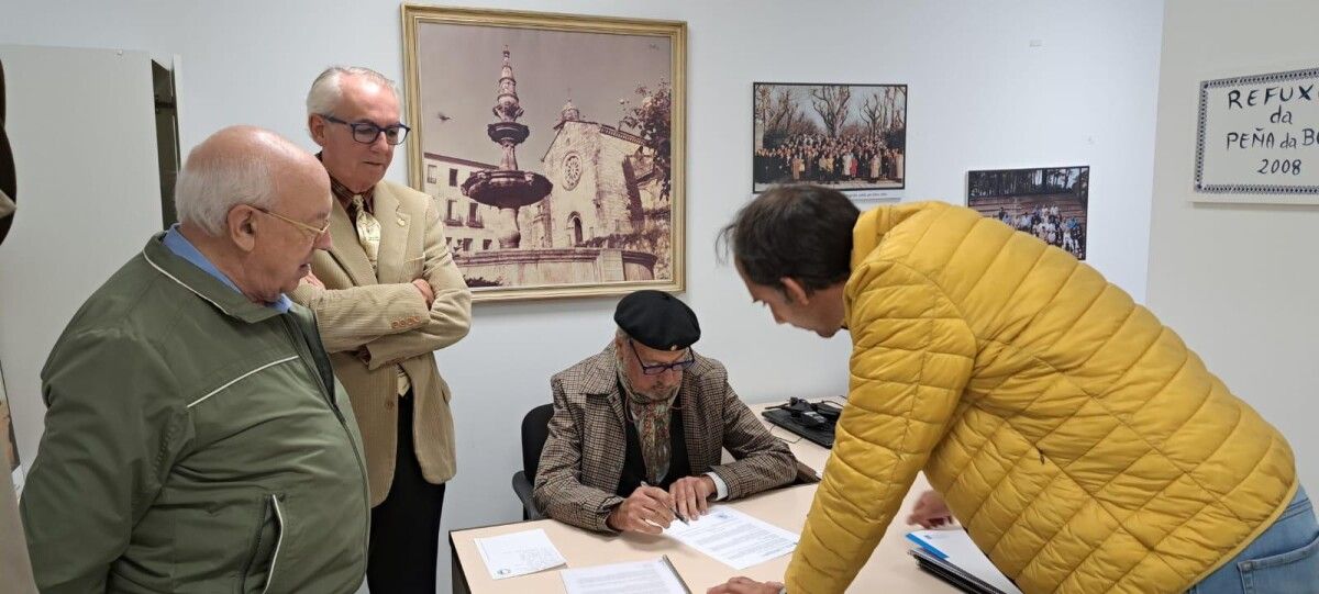 Firma del acta de entrega y recepción del local de la Peña de la Boina 