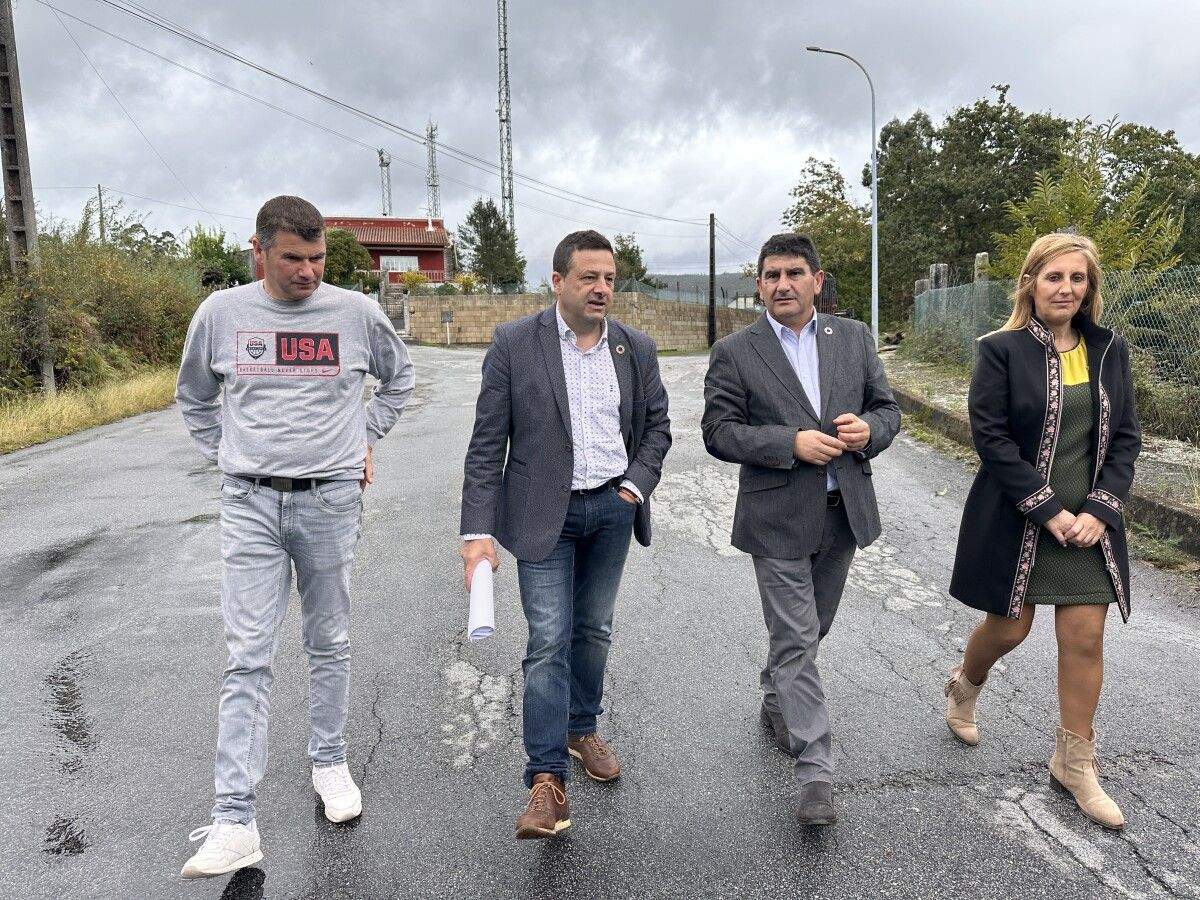 Manuel Campos, alcalde de Cuntis, habla con el delegado del Gobierno en Galicia, Pedro Blanco