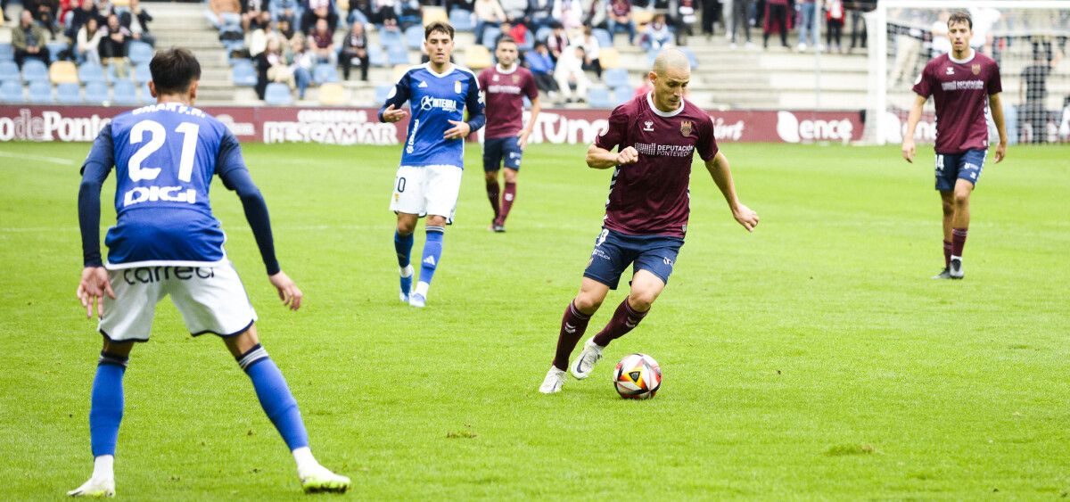 Partido de liga entre Pontevedra CF e Oviedo Vetusta en Pasarón