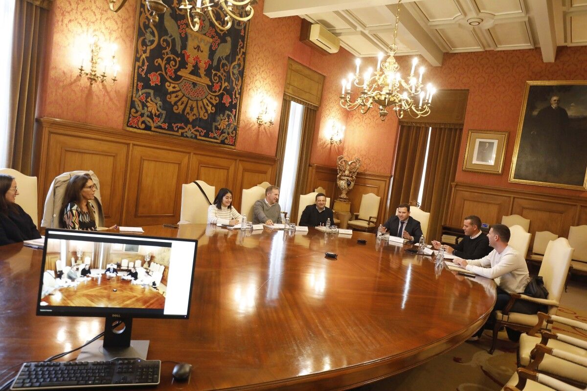 Reunión de Jorge Cubela cos concellos participantes no "Hub para a loita contra a fenda dixital"