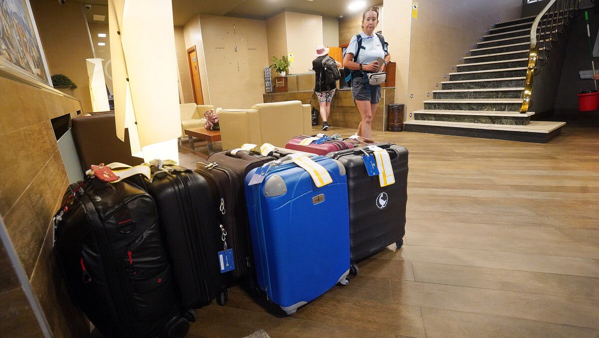 Maletas de turistas na recepción dun hotel