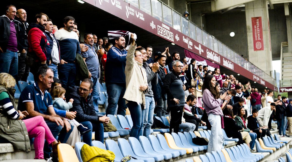 Grada del Estado Municipal de Pasarón en el partido de liga entre Pontevedra CF y Oviedo Vetusta