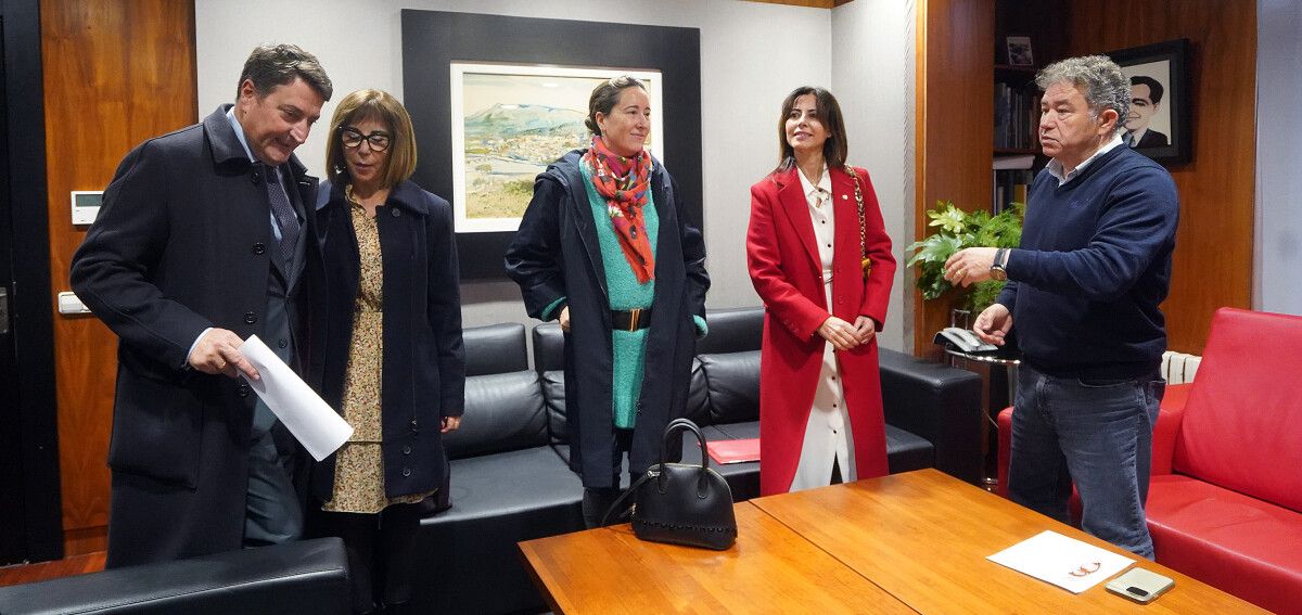 Reunión do Rotary Club Pontevedra (de esq. a dta., Carlos Alonso, Esperanza Casal, Mariola Ramírez e Maika Solla) co alcalde de Pontevedra