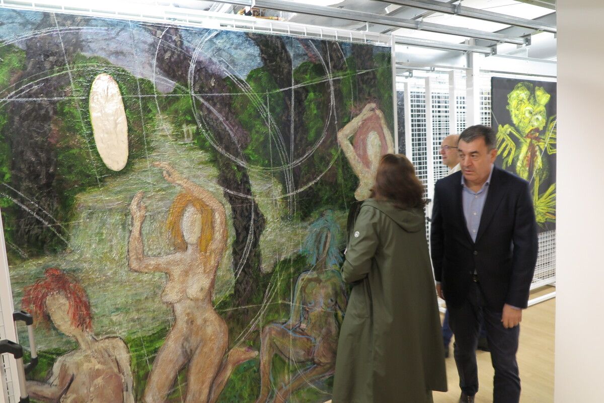 Román Rodríguez delante de una de las últimas obras realizadas por Manuel Moldes
