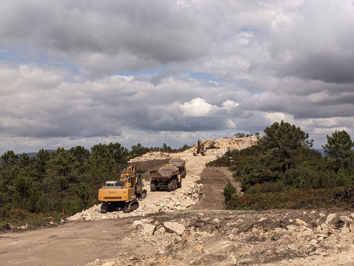 Camións no Monte Acibal nas obras do parque eólico