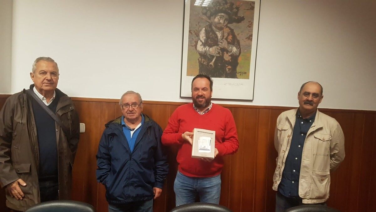 Vaipolorío regala al Concello de Vilaboa un ejemplar del libro de Calros Solla