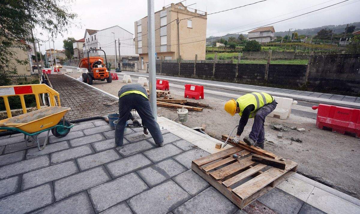Obras de reforma da PO-546 en Estribela