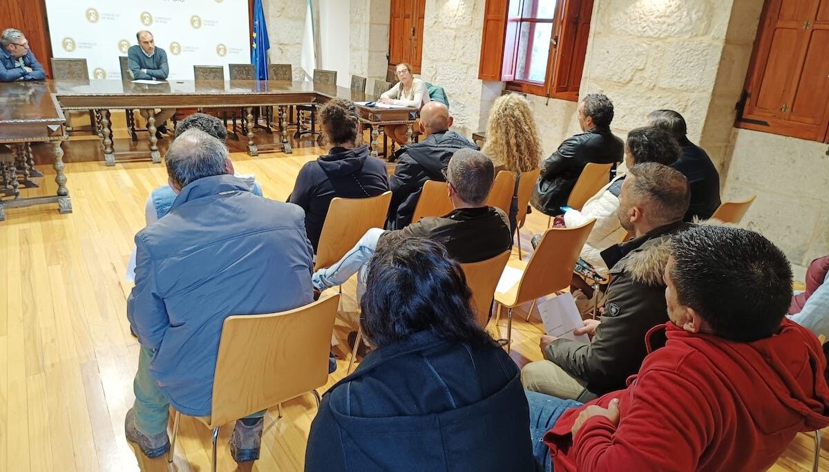 Xuntanza de Ángel Moldes cos hostaleiros de Raxó