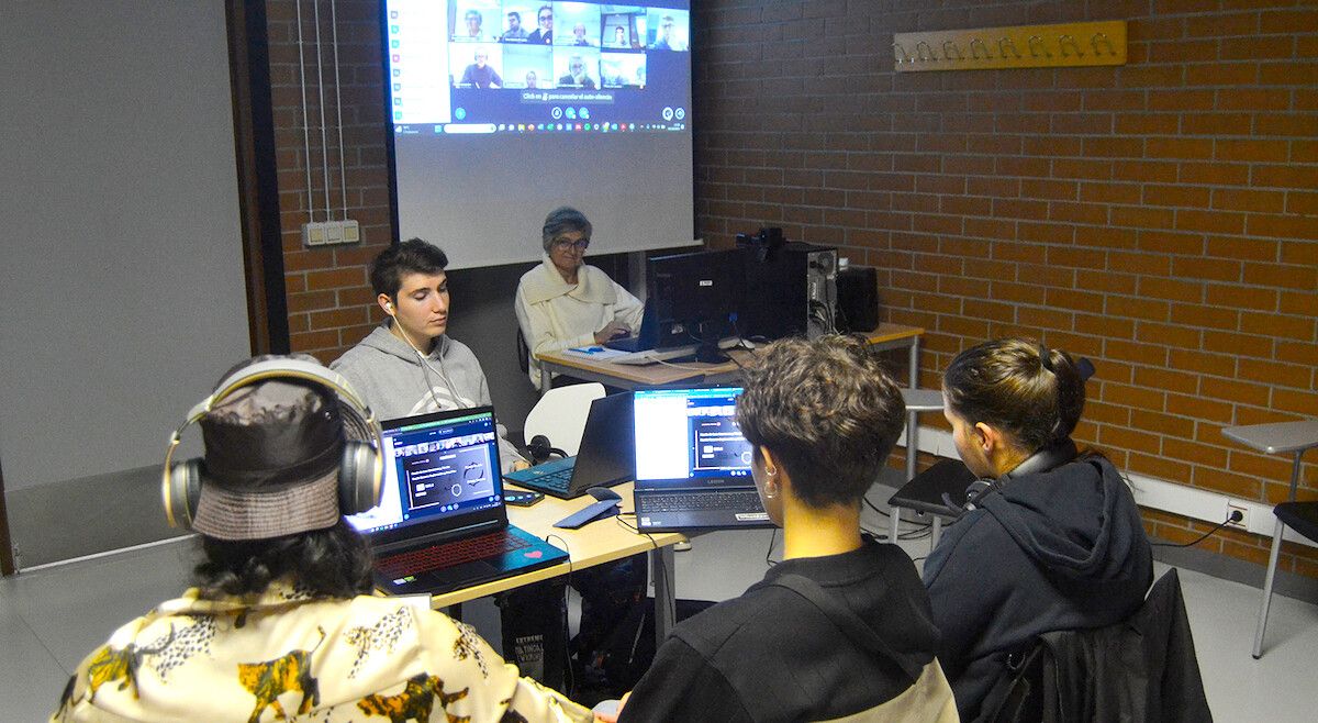 Os estudantes que deseñan un videoxogo a partir da serie "Atrapada"