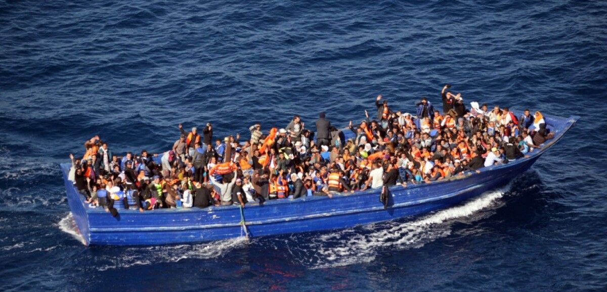 Un cayuco con personas migrantes