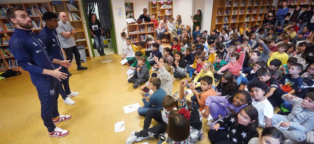 Os futbolistas Álex González e Dalisson visitan o CEIP Praza de Barcelos