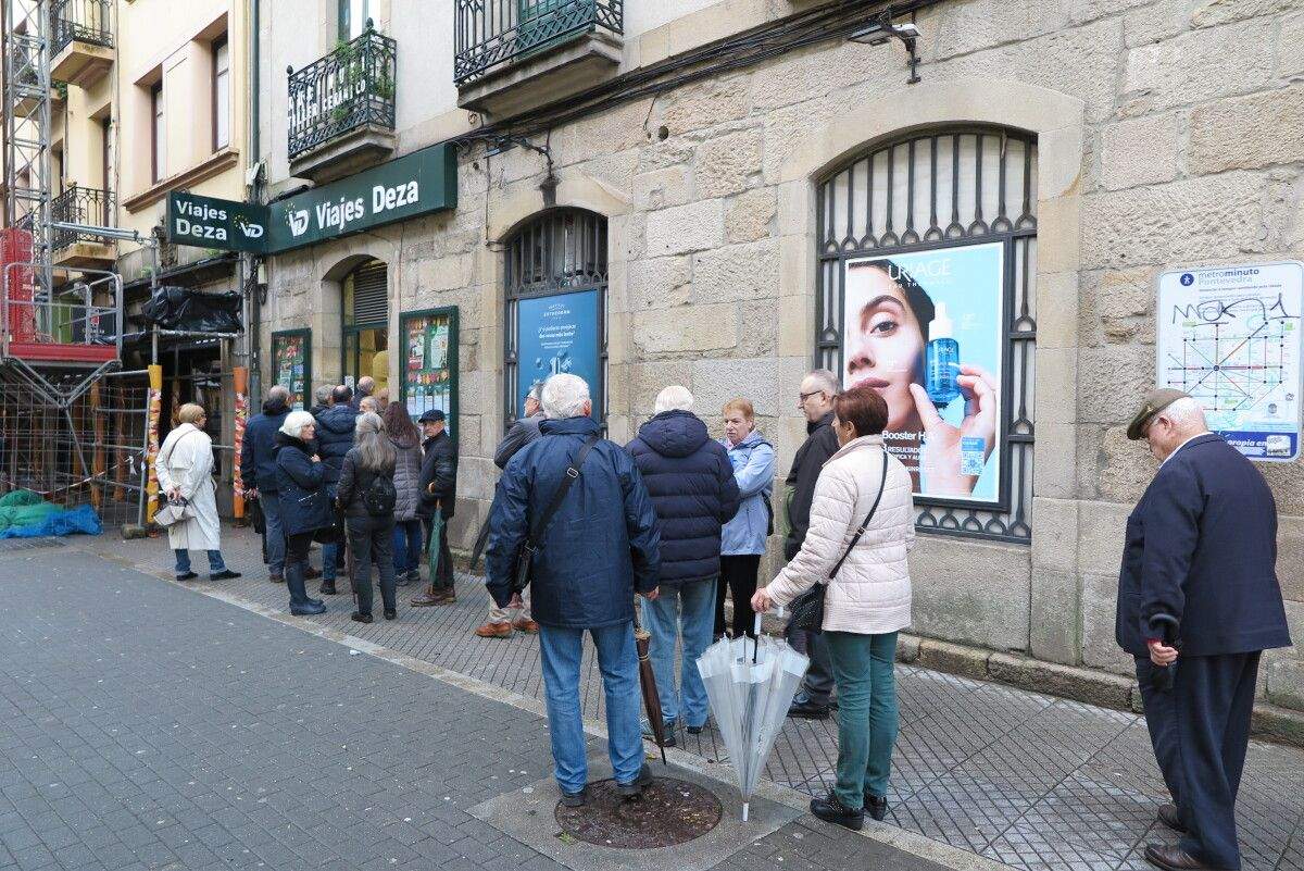 Cola de gente en una agencia de viajes