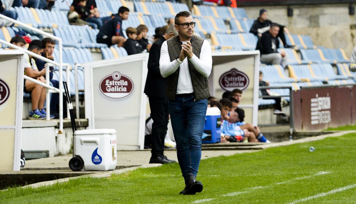 Yago Iglesias, no partido de liga entre Pontevedra CF e Oviedo Vetusta en Pasarón