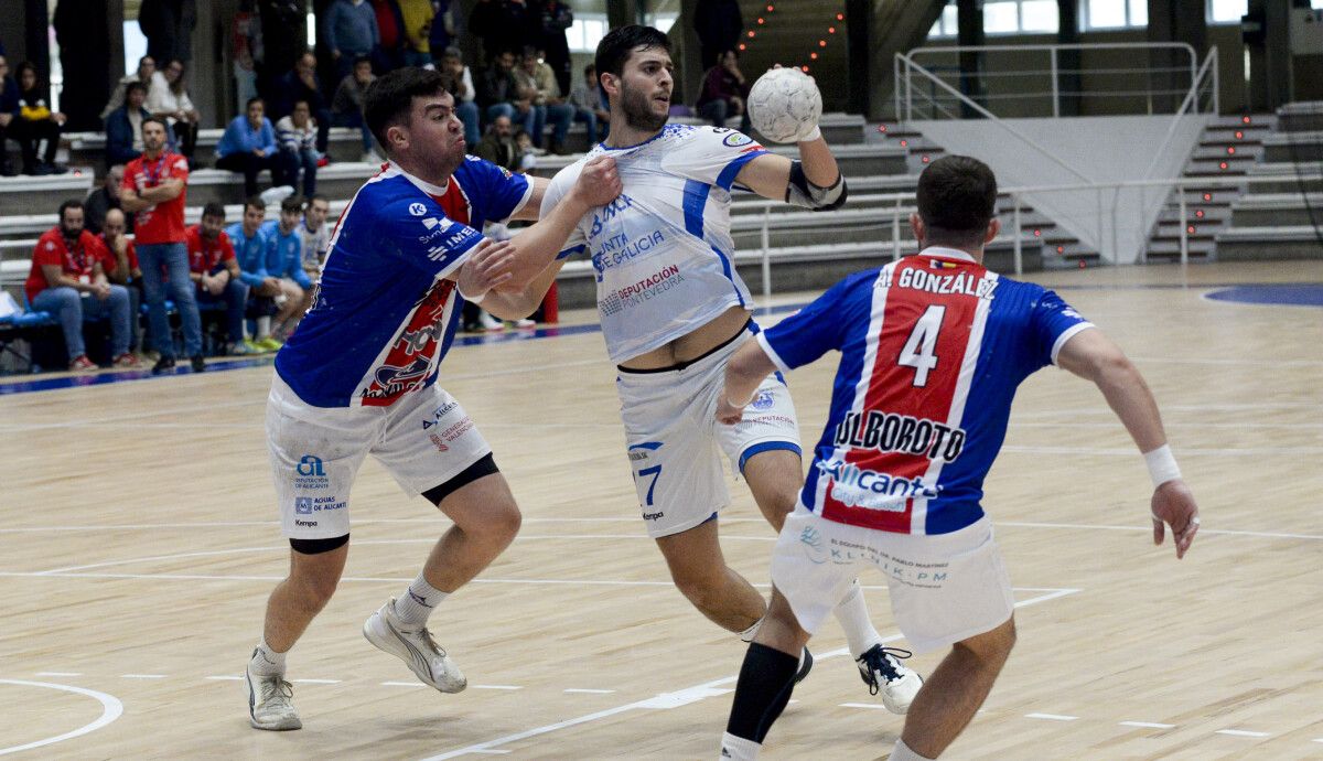 Partido de liga entre Cisne y Fundación Agustinos Alicante en el Municipal