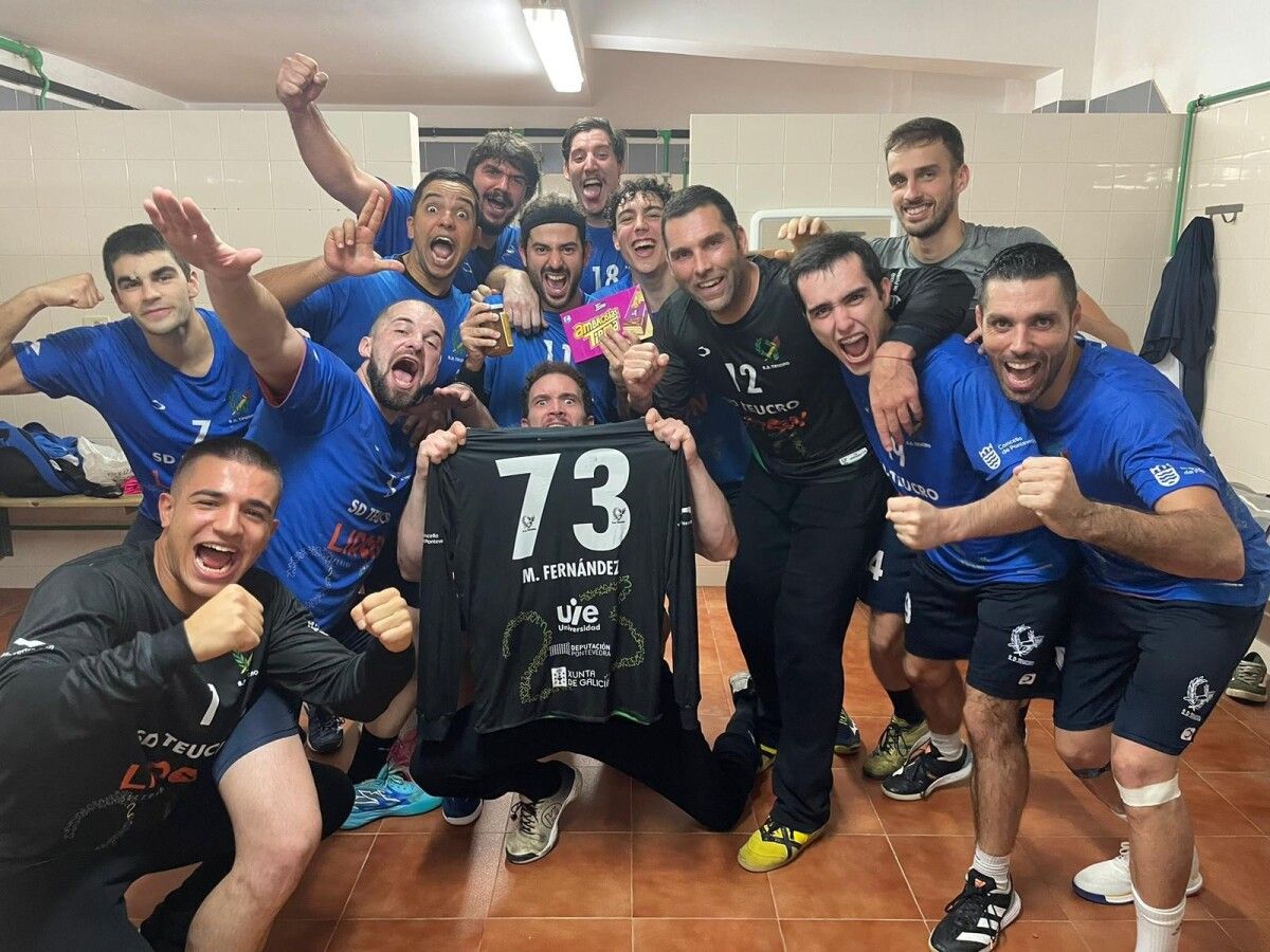La plantilla del Teucro celebra la victoria frente al Balonmano Ingenio