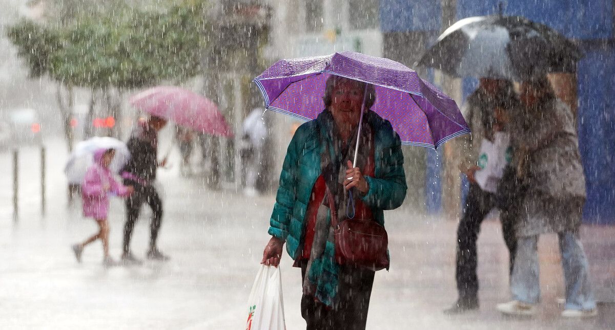 Una persona bajo la lluvia