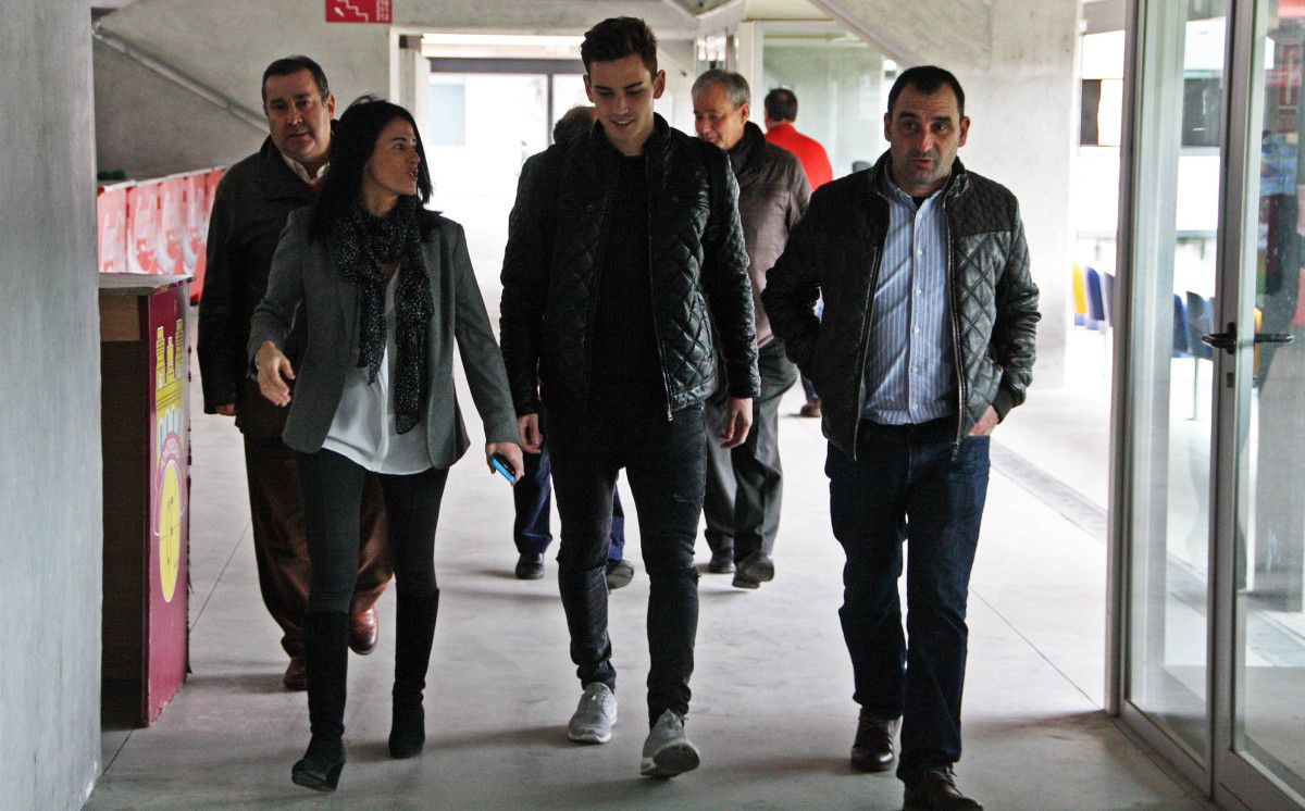 Rubén Lobato acompañado de Lupe Murillo e varios conselleiros do Pontevedra