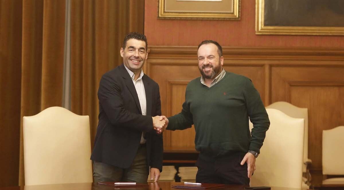 Luis López con César Poza, alcalde de Vilaboa