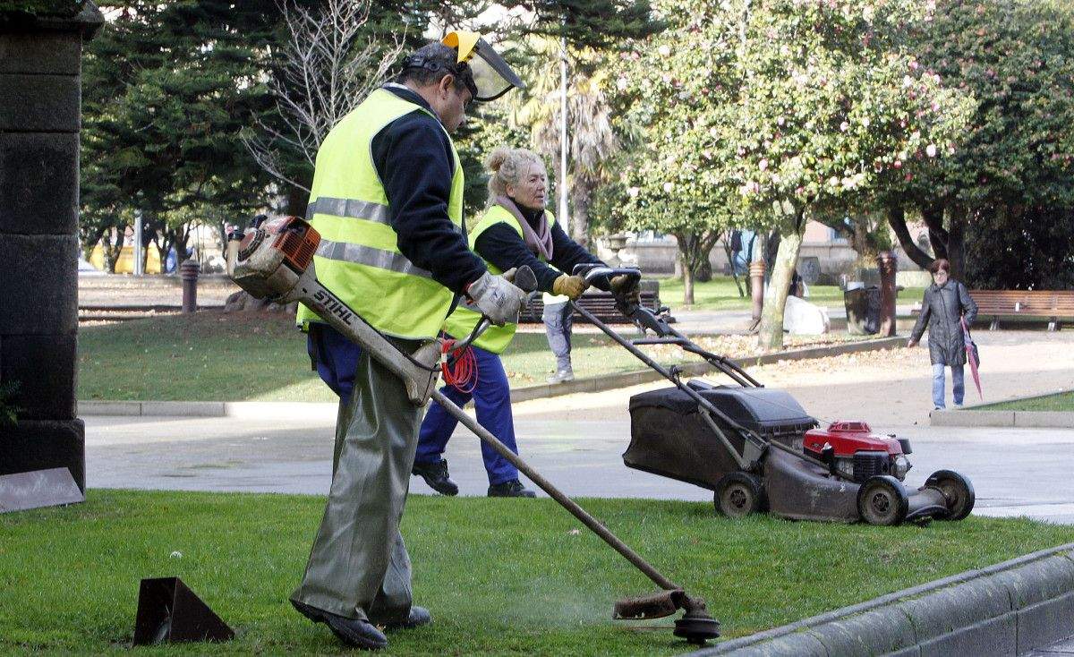 Traballadores do servizo de mantenemento de xardíns e zonas verdes de Pontevedra