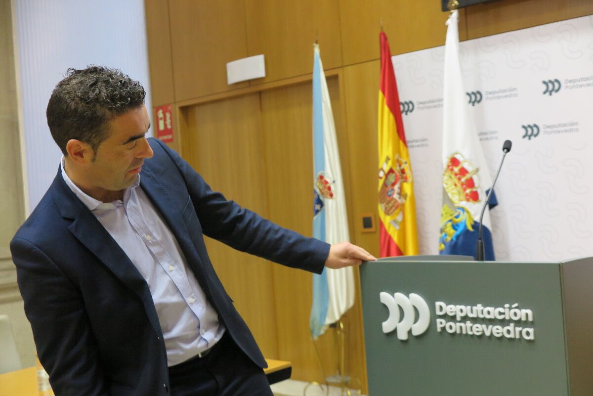 O presidente Luis López observa a nova imaxe corporativa da Deputación de Pontevedra