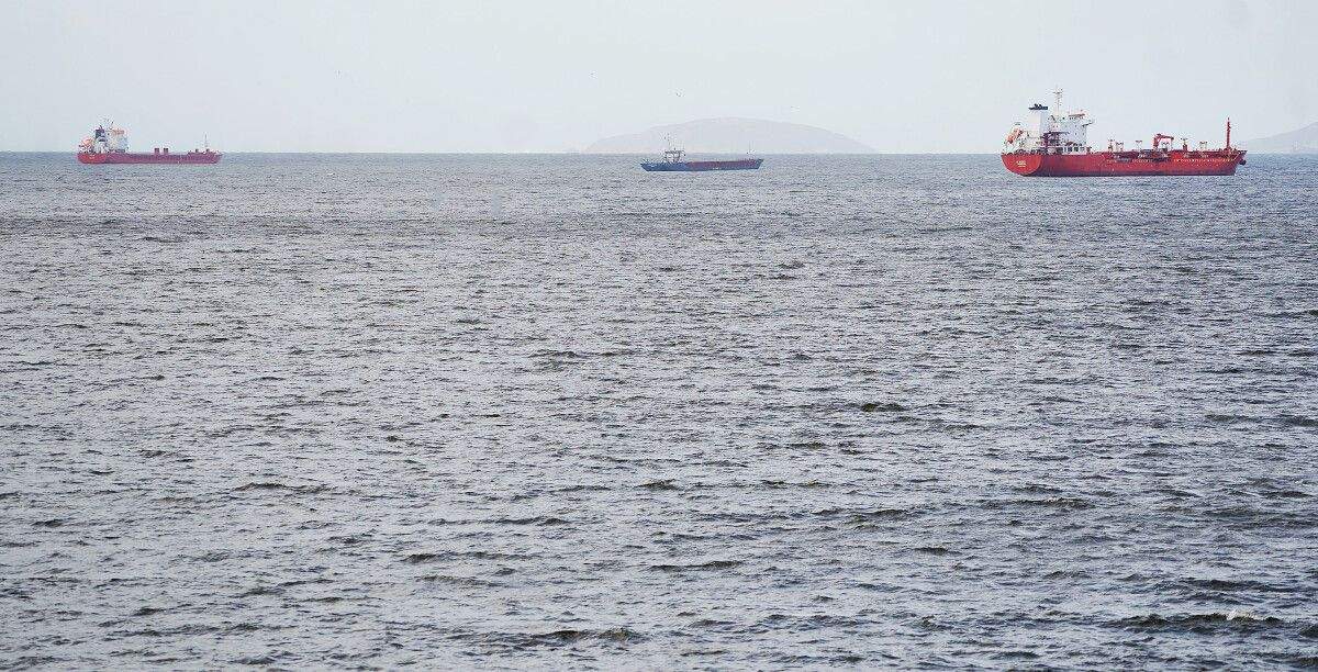 Barcos fondeando este viernes en la ría pontevedresa ante la previsión de fuertes vientos