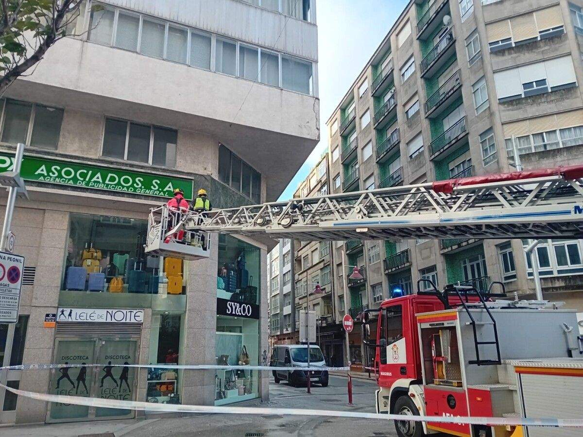 Intervención de los Bomberos por la caída de una cornisa en Benito Corbal
