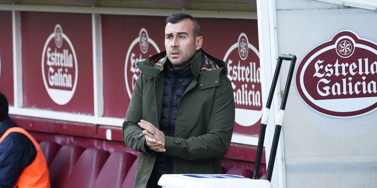 Yago Iglesias, no partido entre Pontevedra e Rayo Cantabria en Pasarón