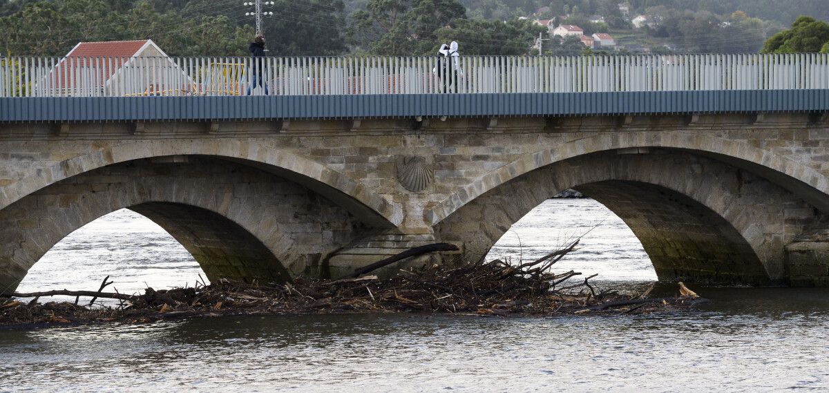 Ponte do Burgo atascada tras o paso da borrasca Domingos