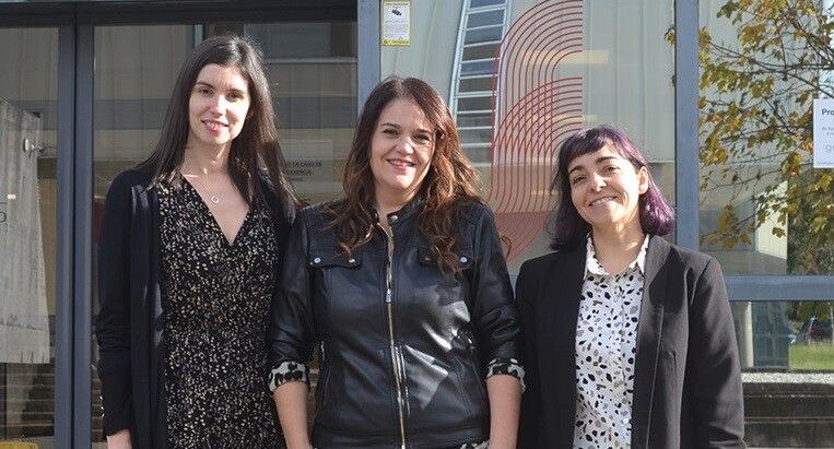 Iria Da Cuña, Mercedes Soto y Rocío Abalo, en la entrada de la Facultad de Fisioterapia