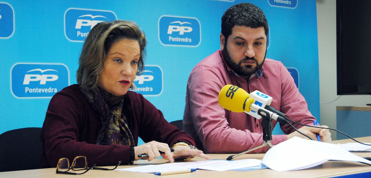 María José Rois e César Abal, na rolda de prensa na sede do PP local