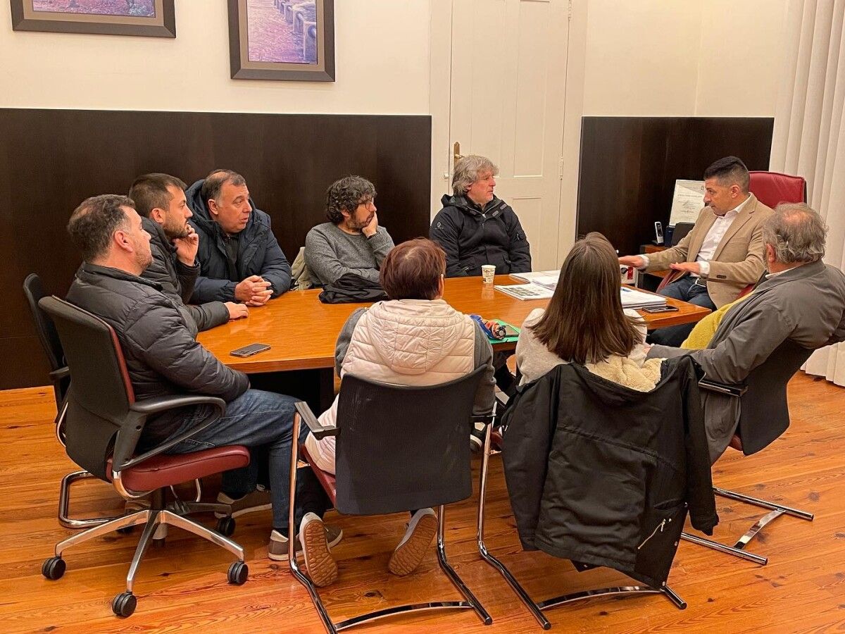 Reunión de Andrés Díaz con representantes de la SCD Ponte Caldelas