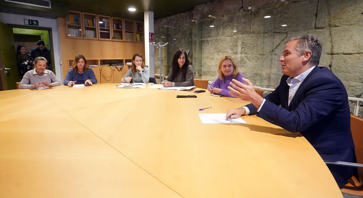 Reunión de Rafa Domínguez co equipo directivo e persoal do Museo de Pontevedra e do departamento de Arquitectura 