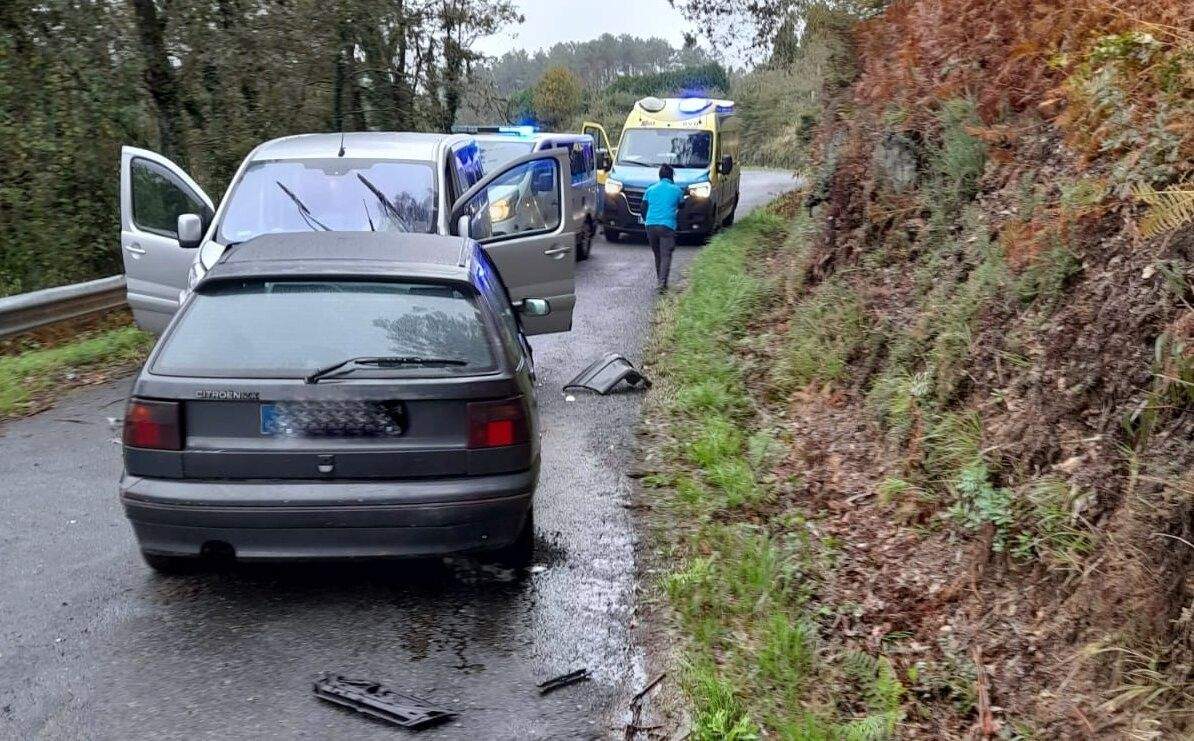 Impacto frontal entre a furgoneta e o turismo no lugar de Hervés
