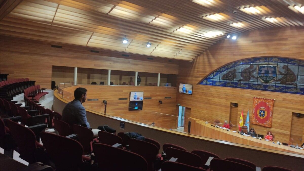 El alcalde de Cambados, Samuel Lago, siguiendo en el Parlamento la intervención de la conselleira Fabiola García
