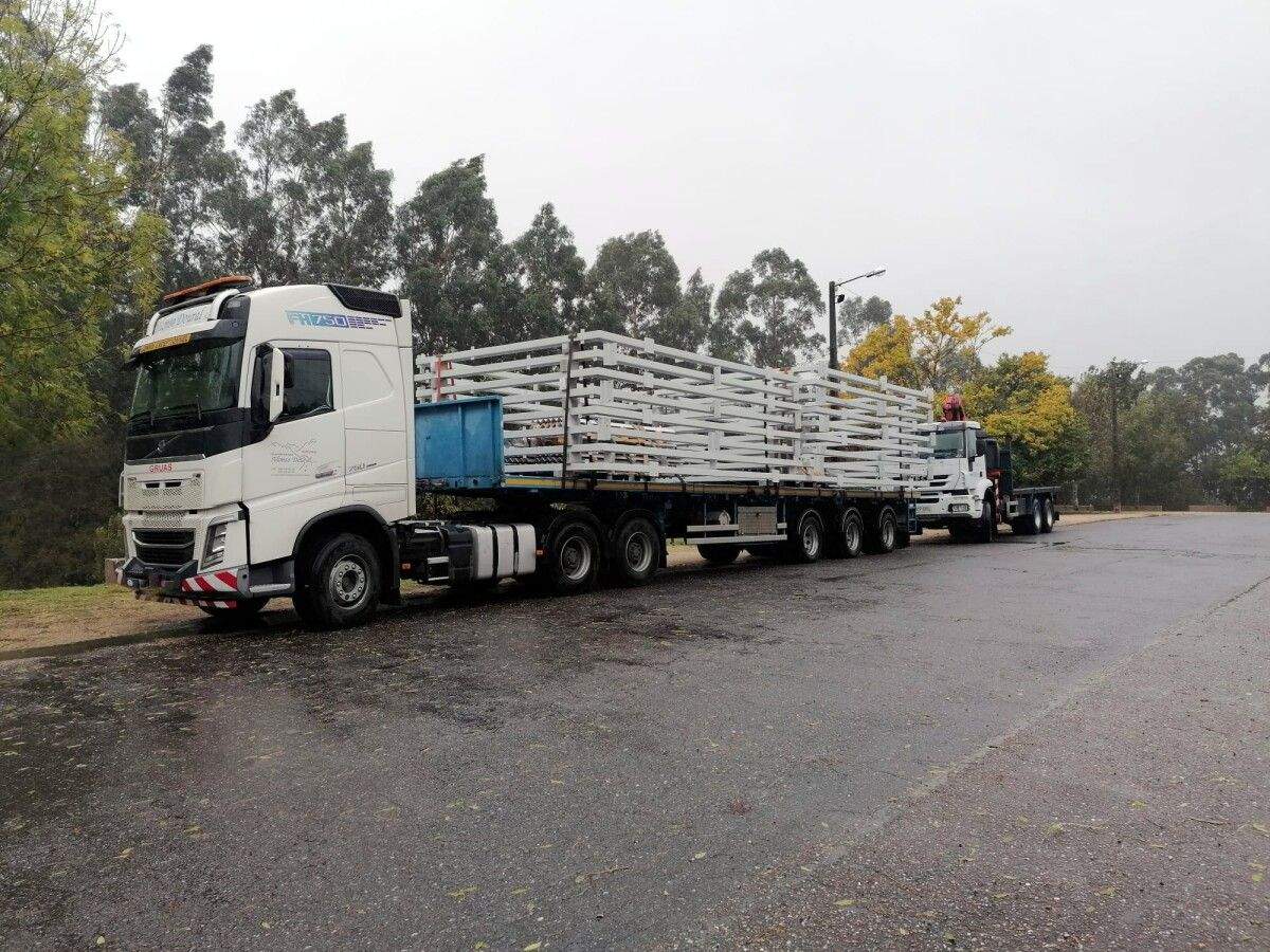 Transporte especial parado en Barro por circular por unha vía municipal sen permiso