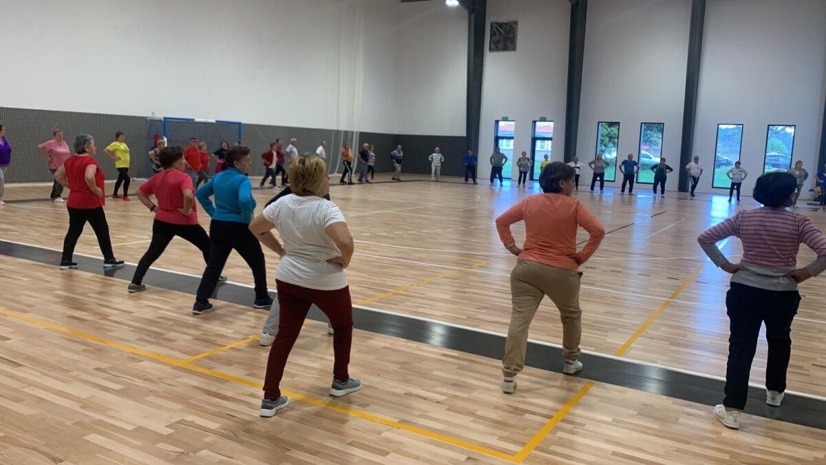 Actividade física para maiores no pavillón de Baltar
