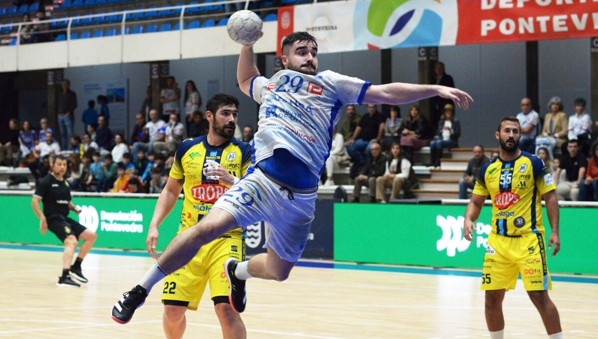 Partido de liga entre Cisne y Trops Málaga en el Municipal