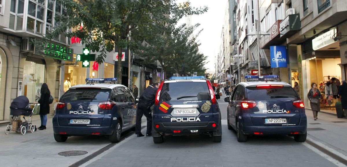 Patrullas da Policía Nacional na rúa Benito Corbal