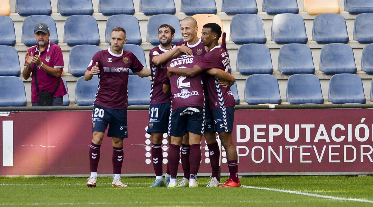 Partido de liga entre Pontevedra CF y Guijuelo en Pasarón