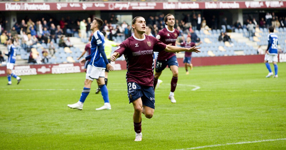 Valentín Jaichenco festeja su gol en el partido de liga entre Pontevedra CF y Oviedo Vetusta en Pasarón
