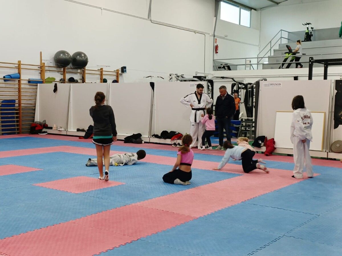 Cándido Muíños visita a escola municipal de taekwondo