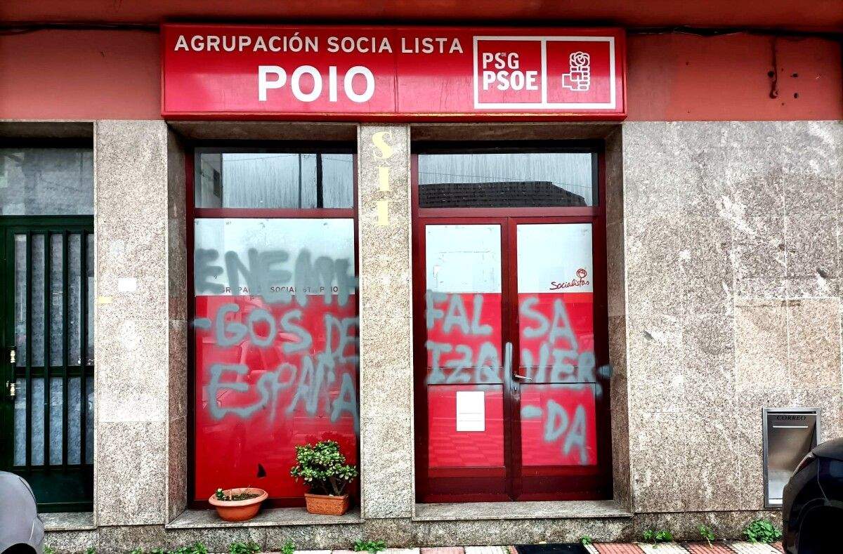 Pintada na sede da Agrupación Socialista de Poio
